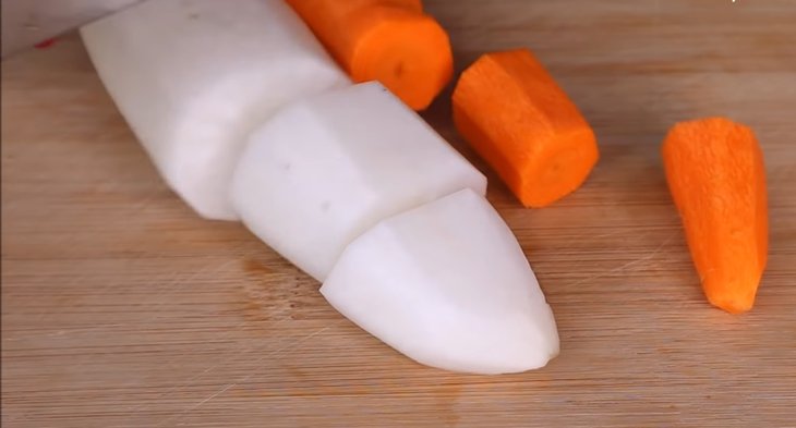 Củ cải trắng, cà rốt gọt vỏ, rửa sạch và cắt khúc vừa ăn